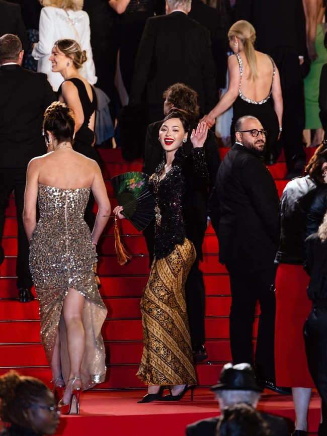 Momen perdana Jolene menginjakkan kaki di karpet merah Cannes tersebut kian terasa spesial karena bertepatan dengan hari ulang tahunnya. Menandai kesempatan yang spesial itu, ia memilih tampil dalam balutan kebaya karya Intan Avantie. Intan juga pernah mendesain busana Cinta Laura untuk dipakai di Cannes tahun lalu. (Foto: Instagram/@joleneemarie)
