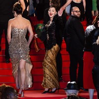 Momen perdana Jolene menginjakkan kaki di karpet merah Cannes tersebut kian terasa spesial karena bertepatan dengan hari ulang tahunnya. Menandai kesempatan yang spesial itu, ia memilih tampil dalam balutan kebaya karya Intan Avantie. Intan juga pernah mendesain busana Cinta Laura untuk dipakai di Cannes tahun lalu. (Foto: Instagram/@joleneemarie)