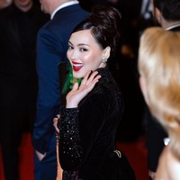 Jolene bukan yang pertama memakai kebaya di karpet merah Cannes, tapi gayanya berbeda karena pendekatan yang sangat klasik. Kebaya full brokat hitam itu dilengkapi stagen jumputan berwarna merah dan bawahan batik bernuansa sogan. (Foto: Instagram/@joleneemarie)