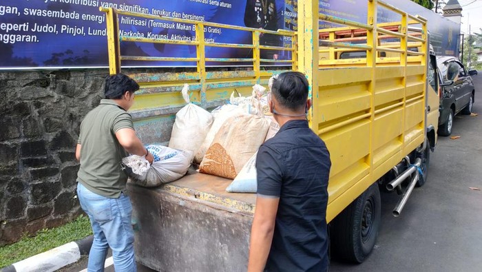 Polisi saat memperlihatkan bukti getah pinus, di Mapolres Wonogiri, Rabu (20/5/2026)