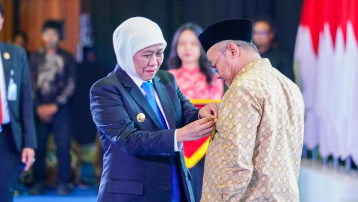 Gubernur Jatim Khofifah Indar Parawansa memberikan tanda kehormatan Lencana Jer Basuki Mawa Beya Kategori Emas kepada Menteri Pendidikan Dasar dan Menengah (Mendikdasmen) Abdul Muti