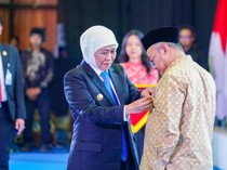 Pemprov Jatim Anugerahkan Lencana Jer Basuki Mawa Beya Mendikdasmen