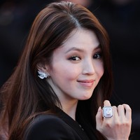 Seperti dilansir dari 1%CLUB Korea, harga kalung berlian yang dipakai Han So Hee diperkirakan mencapai $291,000 atau sekitar Rp 5,1 miliar. Desainnya menyerupai bentuk tanda tanya dan menjadi kalung pertama yang dibuat merek perhiasan Boucheron tanpa pengait. Foto: Getty Images