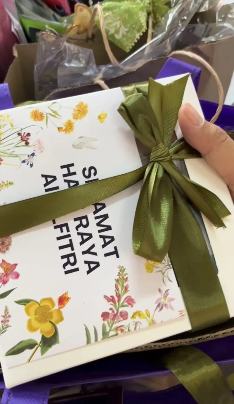 Haru! Guru Ini Dapat Hadiah Makanan dari Muridnya yang Tinggal di Panti