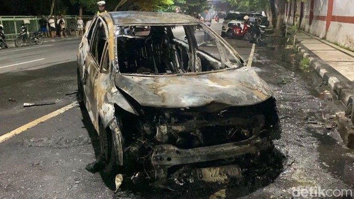 Mobil jazz terbakar di Jalan Tri Lomba Juang, Kelurahan Mugassari, Kecamatan Semarang Selatan, Kota Semarang, Rabu (20/5/2026).