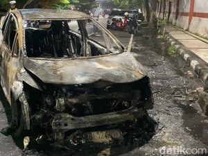 Honda Jazz Ludes Terbakar di Jalan Tri Lomba Juang Semarang