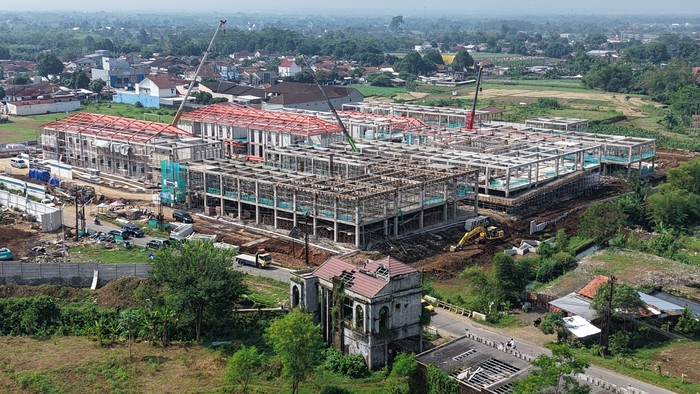Ilustrasi proses pembangunan sekolah rakyat di Banyumas.