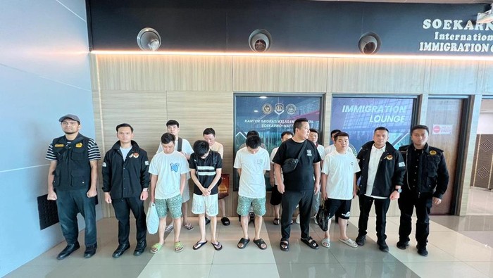 Imigrasi mendeportasi 19 WNA sindikat love scamming di Tangerang. (Dok. Istimewa)