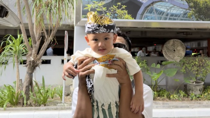 Momen Pratama Arhan dan Inka Andestha Liburan Bareng Keluarga
