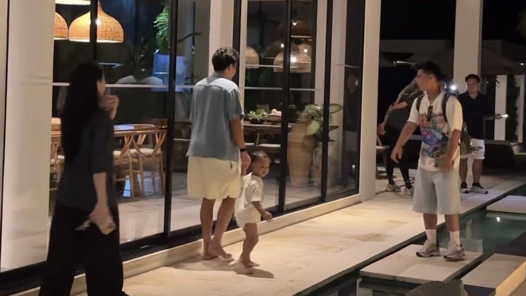 Momen Pratama Arhan dan Inka Andestha Liburan Bareng Keluarga