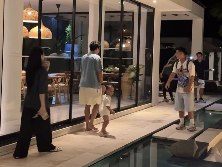 Momen Pratama Arhan dan Inka Andestha Liburan Bareng Keluarga