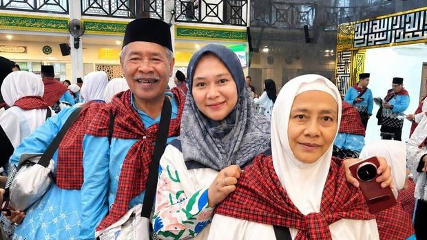 Muhammad Firdaus Akhlan (kiri) bersama keluarga. Firdaus dilaporkan hilang di Makkah sejak Jumat (15/5/2026).
