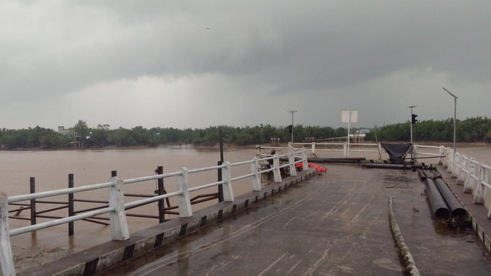Jembatan dermaga di Tanjabbar, Jambi, ambruk saat dua pengelas sedang bekerja