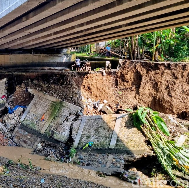 Hati-hati Jembatan Plapar Ponorogo Rusak Diterjang Banjir, Truk di Atas 10 Ton Dilarang Melintas