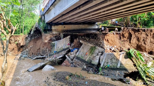 Hati-hati Jembatan Plapar Ponorogo Rusak Diterjang Banjir, Truk di Atas 10 Ton Dilarang Melintas