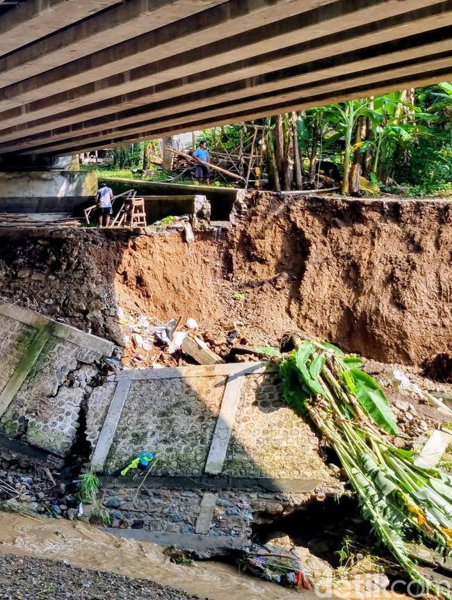 Hati-hati Jembatan Plapar Ponorogo Rusak Diterjang Banjir, Truk di Atas 10 Ton Dilarang Melintas