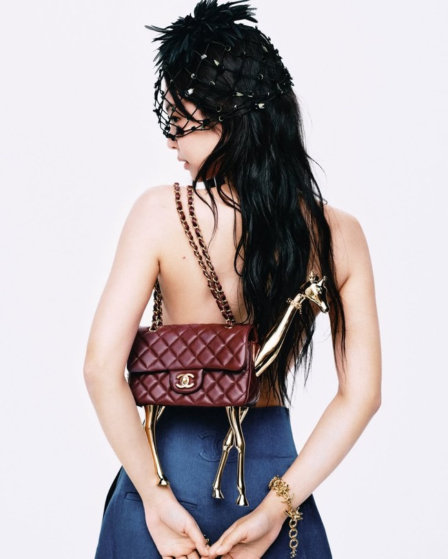 Sejumlah foto memperlihatkan Jennie BLACKPINK tanpa atasan alias topless saat memeragakan koleksi Chanel Métiers d’art. Termasuk dress, headpiece, dan girafe bag. Foto: dok. Dazed Korea