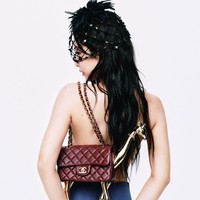 Sejumlah foto memperlihatkan Jennie BLACKPINK tanpa atasan alias topless saat memeragakan koleksi Chanel Métiers d’art. Termasuk dress, headpiece, dan girafe bag. Foto: dok. Dazed Korea