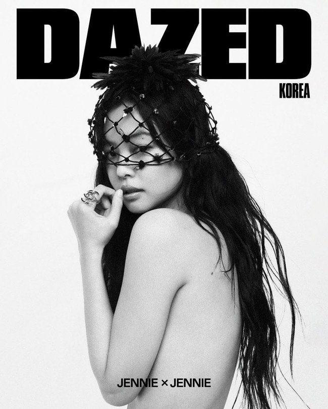 Ini bukan pertama kalinya Jennie BLACKPINK tampil topless. Ia juga viral dengan gaya seksinya bersantai di bathtub dan berbaring di tempat tidur tanpa busana, dalam photobook dan pameran foto J2NNI5. Foto: dok. Dazed Korea