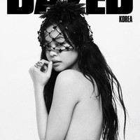 Ini bukan pertama kalinya Jennie BLACKPINK tampil topless. Ia juga viral dengan gaya seksinya bersantai di bathtub dan berbaring di tempat tidur tanpa busana, dalam photobook dan pameran foto J2NNI5. Foto: dok. Dazed Korea