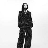 Pelantun ‘Mantra’ itu bahkan diakui sebagai idol KPop yang mempopulerkan tren fashion underboob, busana yang mengekspos bagian bawah payudara sejak 2022. Foto: dok. Dazed Korea