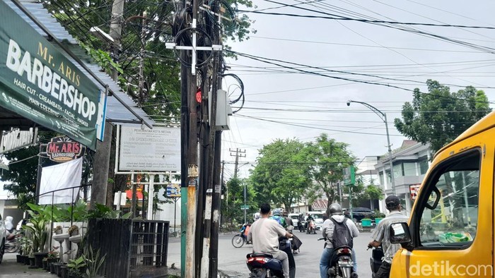 Warga Keluhkan Kabel Semrawut di Simpang Jalan Darussalam Medan