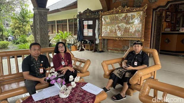 Kadisbud Kota Denpasar Raka Purwantara didampingi Kabid Tradisi Warisan Budaya Made Suniastar diwawancarai di kantornya di Denpasar, Selasa (19/5/2026).