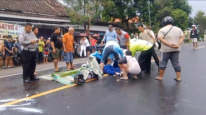 Evakuasi jenazah kakak adik di Ngale Ngawi korban tabrak lari 2 truk