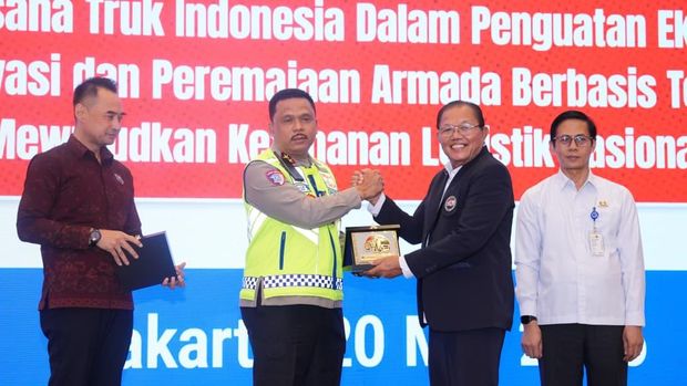 Kakorlantas Irjen Agus Suryonugroho menghadiri Musyawarah Nasional III Asosiasi Pengusaha Truk Indonesia (Aptrindo), Rabu (20/5) Kakorlantas Irjen Agus Suryonugroho menghadiri Musyawarah Nasional III Asosiasi Pengusaha Truk Indonesia (Aptrindo), Rabu (20/5)