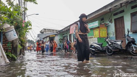 Kali Meluap usai Hujan Deras, Klender Kembali Tergenang