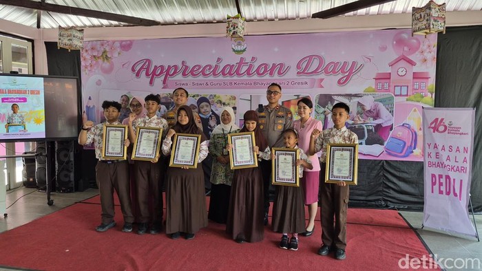 Kapolres Gresik berikan penghargaan kepada anak-anak SLB