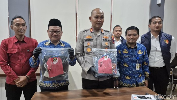 Kapolres Kendal menunjukkan barang bukti kasus pencabulan anak.