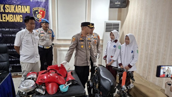 Kapolsek Sukarami Kompol Alex Andrian saat menunjukkan barang bukti pencurian