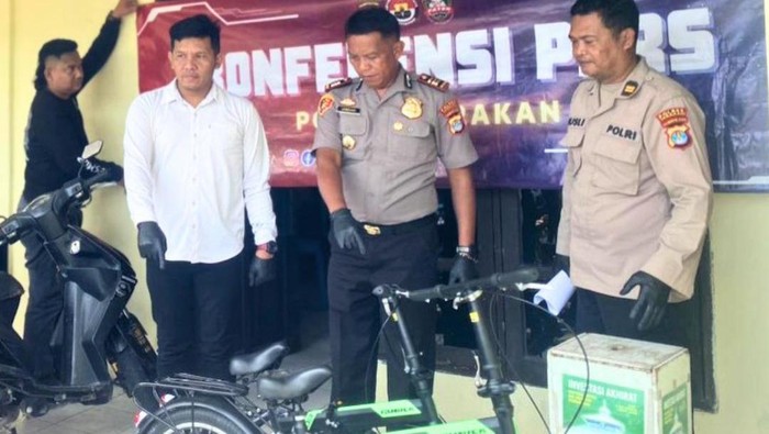 Kapolsek Tarakan Timur AKP Jamzani (Tengah) menunjuk barang bukti sepeda di Polsek Tarakan Timur. (Humas Polres Tarakan)