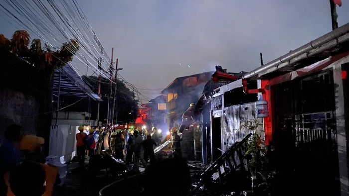 Kebakaran rumah di Jalan Cempaka Raya, Jakarta Timur (Devi/detikcom)