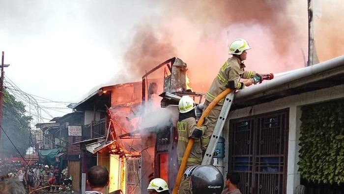 Kebakaran rumah di Jatinegara. (Dok. akun TMC PMJ)