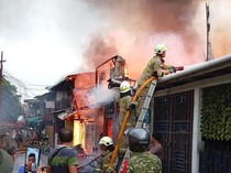 Kebakaran Rumah di Jatinegara, Asap Membubung Terlihat dari Kejauhan