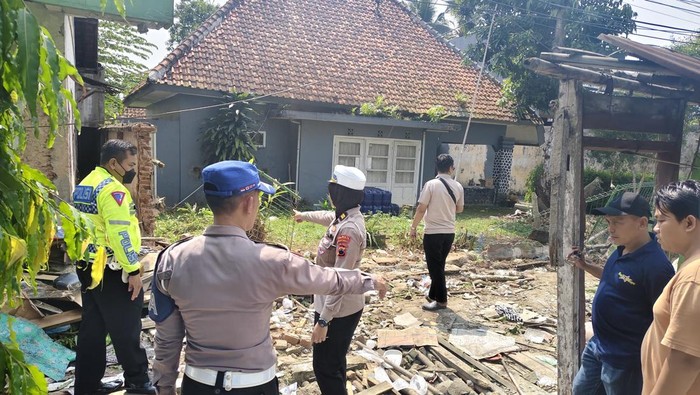 Kondisi warung yang porak-poranda usai ditabrak Bus Sugeng Rahayu di Jalan Raya Wangon-Lumbir, Kecamatan Wangon, Kabupaten Banyumas, Rabu (20/5/2026).