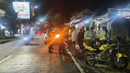 Polisi olah TKP lakalantas di alur Amlapura-Denpasar, Kelurahan Subagan, Karangasem, Selasa (19/5/2026) malam.