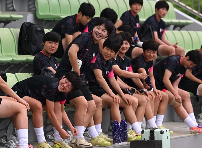 Laga semifinal Liga Champions Wanita Asia tersebut disebut mendapat antusiasme tinggi. Pertandingan akan digelar di Suwon Sports Complex yang memiliki kapasitas hampir 12 ribu penonton. Menariknya, tim Korea Utara dan Korea Selatan menginap di hotel yang sama, tetapi menggunakan area makan dan jalur perjalanan terpisah untuk membatasi interaksi langsung. Foto: AFP/JUNG YEON-JE