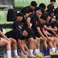 Laga semifinal Liga Champions Wanita Asia tersebut disebut mendapat antusiasme tinggi. Pertandingan akan digelar di Suwon Sports Complex yang memiliki kapasitas hampir 12 ribu penonton. Menariknya, tim Korea Utara dan Korea Selatan menginap di hotel yang sama, tetapi menggunakan area makan dan jalur perjalanan terpisah untuk membatasi interaksi langsung. Foto: AFP/JUNG YEON-JE