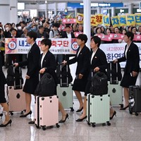 Puluhan warga dan kelompok sipil Korea Selatan turut menyambut kedatangan tim tersebut dengan membawa papan ucapan selamat datang. Pengamanan di area bandara juga terlihat cukup ketat selama rombongan berjalan menuju bus. “Kami menyambut kalian!” seru para pendukung saat para pemain melintas menuju kendaraan mereka. Foto: AFP/JUNG YEON-JE
