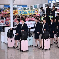 Kedatangan tim sepakbola wanita Korea Utara, Naegohyang Womens FC, ke Korea Selatan menjadi perhatian publik. Bukan hanya karena momen ini terbilang langka, tetapi juga penampilan para pemain yang terlihat sangat seragam mulai dari pakaian hingga potongan rambut mereka. Foto: AFP/JUNG YEON-JE