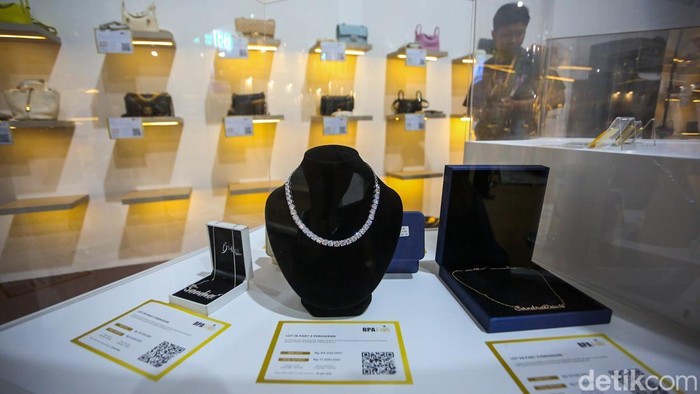 Kejagung Lelang Aset Rampasan, Kursi Firaun hingga Tas Mewah Jadi Sorotan Kejaksaan Agung Republik Indonesia menggelar pameran dan lelang aset rampasan tindak pidana dalam ajang BPA Fair 2026 di Kantor Badan Pemulihan Aset Kejaksaan Agung, Jakarta, Selasa (19/5/2026). Kegiatan tersebut menjadi bagian dari upaya pemulihan kerugian negara melalui pengelolaan dan penjualan aset sitaan hasil perkara pidana.