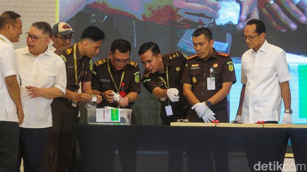 Kepala Kejaksaan Negeri Jakarta Timur Topik Gunawan (Tengah) bersama dua pimpinan lainnya saat pemusnahan aset palsu dalam acara BPA Fair 2026 di Kantor Badan Pemulihan Aset Kejaksaan Agung RI, Jakarta, Rabu (20/5/2026).
