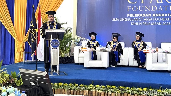 Kepala SMA Unggulan CT Arsa Foundation Deli Serdang, Imam Kusnodin saat memberikan kata sambutan. (Kartika Sari/detikSumut)