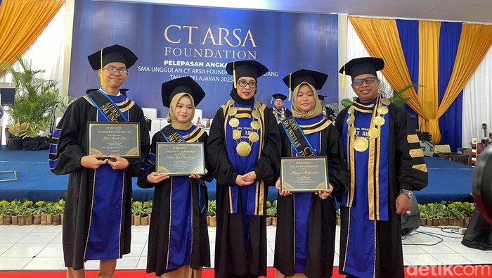 Ketua CT Arsa Founation Anita Ratnasari Tanjung (tengah) berfoto dengan siswa SMA Unggula CT Arsa Foundation Deli Serdang. (Nanda M Marbun/detikSumut)
