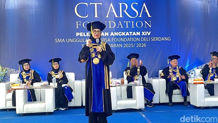 Ketua Yayasan SMA Unggulan CT Arsa Foundation Anita Ratnasari Tanjung saat mewisuda siswa-siswi SMA CT Arsa Deli Serdang. (Foto: Finta Rahyuni/detikSumut)
