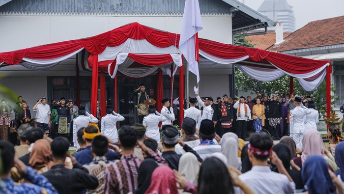Peserta memberi hormat saat mengikuti upacara Hari Kebangkitan Nasional di Museum Kebangkitan Nasional, Jakarta, Rabu (20/5/2026). Kementerian Kebudayaan menggelar upacara yang diikuti sejumlah komunitas, siswa, dan pegawai itu guna mengingat perjuan