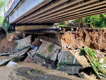 Banjir Rusak Jembatan Plapar Ponorogo, Truk Berat Dilarang Melintas